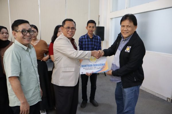 IKA UNILA Beri Beasiswa Mahasiswa yang Sedang Selesaikan Tugas Akhir