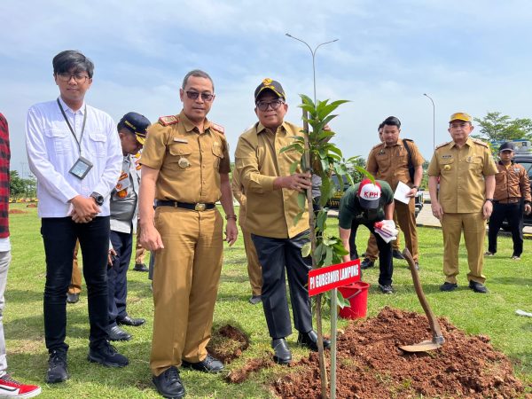 Pengelola Tol Bakter dan Pemprov Lampung Kolaborasi Tanam Ratusan Pohon