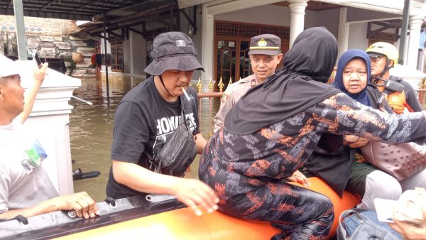 Korban Banjir Tanjung Senang Dievakuasi Pakai Perahu Karet