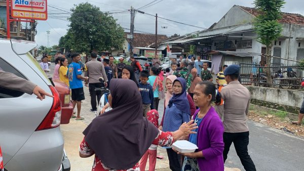 Brimob Polda Lampung Beri Bantuan Makanan ke Korban Banjir dan Longsor