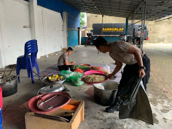 Satbrimob Polda Lampung Dirikan Dapur Umum Korban Bencana
