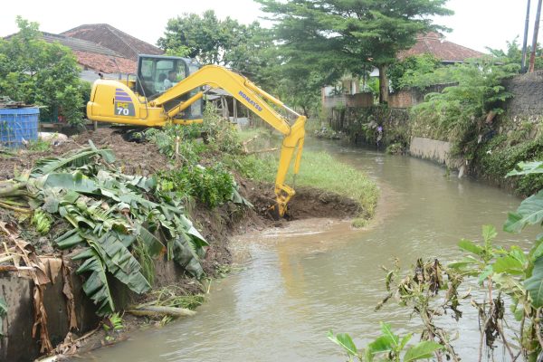 Pemkot Bandar Lampung Kerahkan Alat Berat untuk Normalisasi Sungai di Tanjung Senang