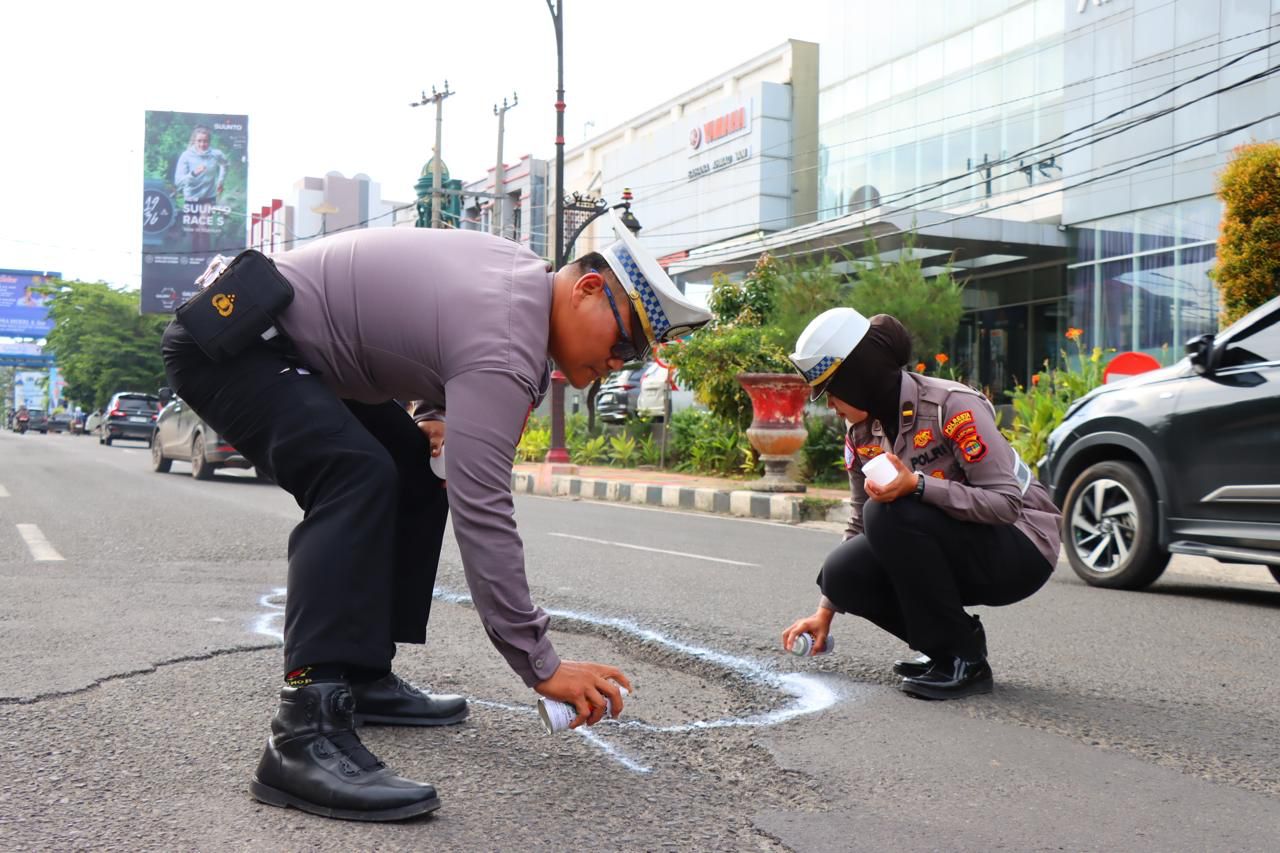 Minimalisir Risiko Kecelakaan, Satlantas Polresta Bandar Lampung Beri Tanda Jalan Rusak