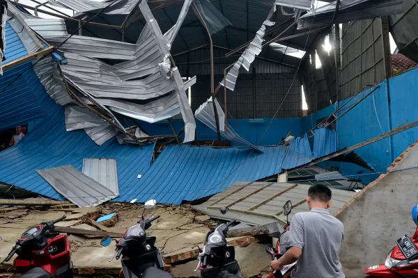 Warga Bandar Lampung Was-Was Banjir dan Angin Puting Beliung, Ada Batu 5 Ton Gelinding di Bukit Batu Serampok