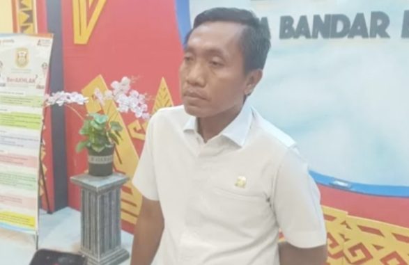 Dewan Warning Eka Afriana Yang Buat Kegiatan Jalan-Jalan Kepsek, Keluar Hearing Dikawal Sejumlah Oknum Halangi Jurnalis Konfirmasi?