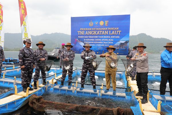 Samsudin Dampingi KSAL Laksamana TNI Dr. Muhammad Ali Kunjungi Program Ketahanan Pangan Nasional dan Makan Bergizi Gratis, di Markas Brigif 4 Marinir/BS, Pesawaran