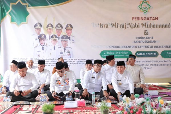Pj Gubernur Lampung Samsudin dan Pj. Gubernur Sumatera Utara Agus Fatoni Hadiri Acara Isra Mi’raj Nabi Muhammad SAW 1446 H dan Hari Lahir Pondok Pesantren Al Hikmah Istiqomah di Buay Bahuga