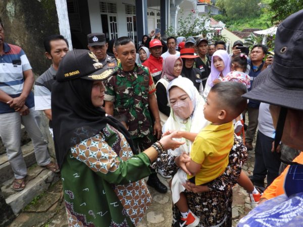 Wali Kota Bandar Lampung Bantu Keluarga Pasutri Tertimpa Reruntuhan di Gedung Air