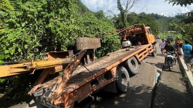 Truk Tronton Angkut Alat Berat Amblas di Jalan Sukabumi-Suoh