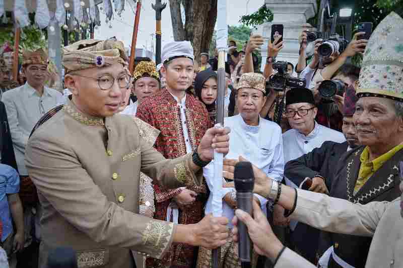 Melalui Prosesi Adat, Rahmat Mirzani Djausal Resmi Tempati Mahan Agung