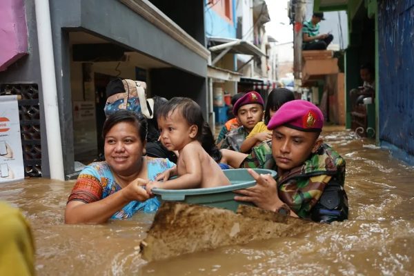 Marinir Bantu Evakuasi Warga Terjebak Banjir Bekasi