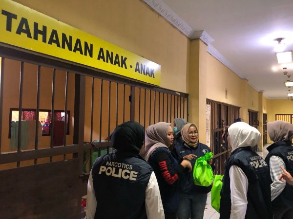 Polwan Ditres Narkoba Polda Lampung Berbagi Nasi Kotak untuk Tahanan Wanita di Bulan Ramadhan