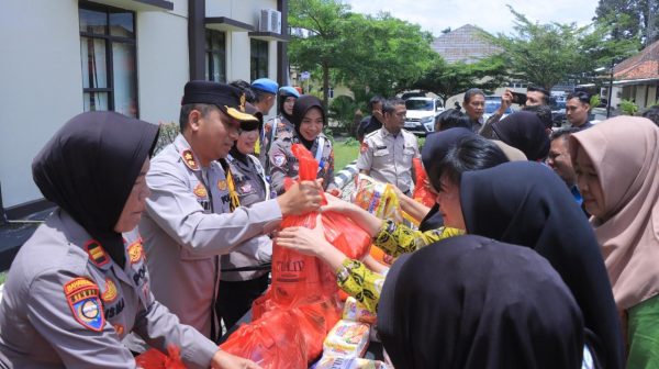 Polres Metro Sediakan Sembako Gratis untuk Masyarakat yang Membutuhkan