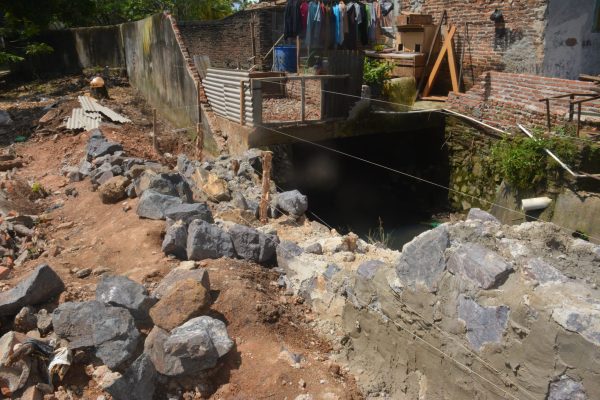 Pemkot Bandar Lampung Tertibkan Belasan Rumah di Atas Saluran Air