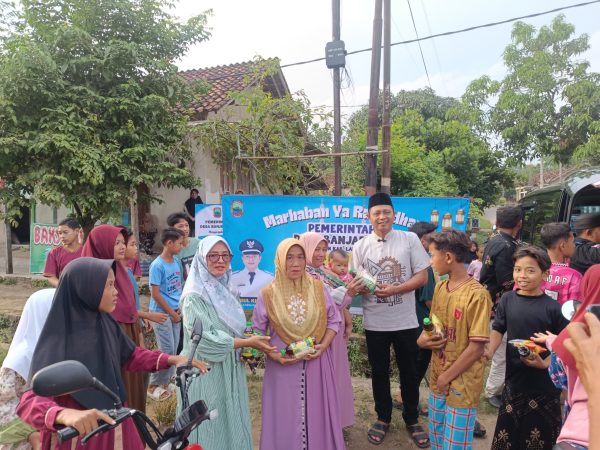 Bangun Sinergi dan Peduli Sesama, Pemdes Banjarsari Berbagi Takjil