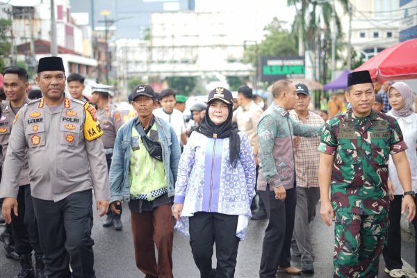 Wali Kota Bandar Lampung, Kapolresta, dan Dandim Turun Langsung Bagikan Takjil ke Masyarakat
