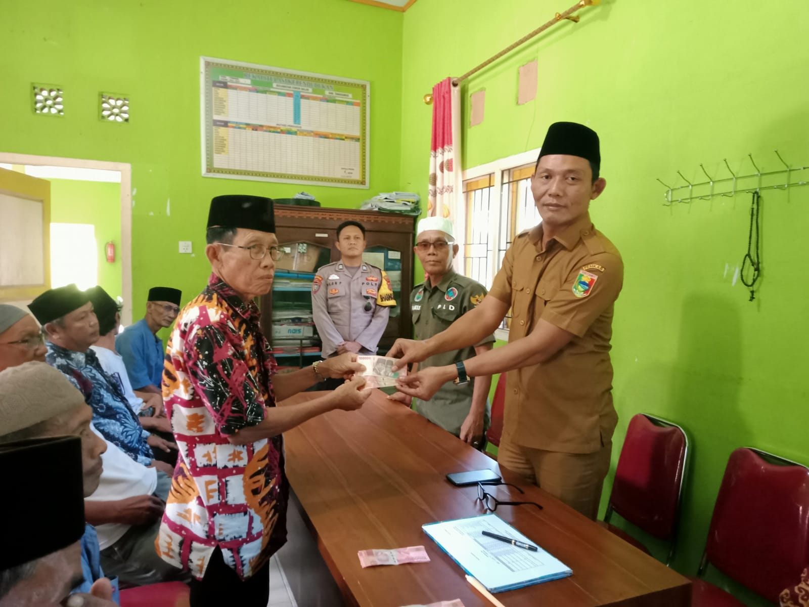 Kakon Pekondoh Salurkan BLT Dana Desa dan Bantuan Intensif untuk Guru Ngaji serta Pengurus Masjid