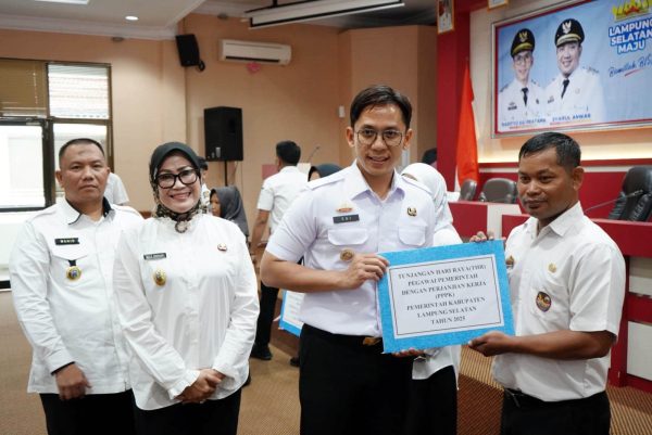 THR ASN Pemkab Lamsel Cair, Radityo Egi Pratama: Semoga THR Ini Menjadi Kado Di Lebaran