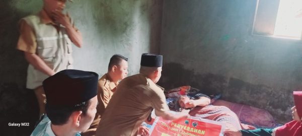 Pemdes Pamulihan Antar Langsung BLT-DD ke Rumah Nenek Nur, Penderita Lumpuh