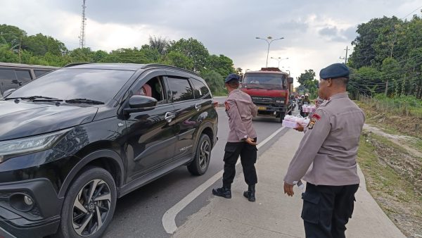 Brimob Lampung Rutin Berbagi Takjil di Bulan Ramadhan