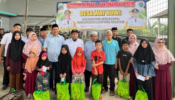 Pemdes Way Huwi Berbagi Sembako dan Santuni Anak Yatim