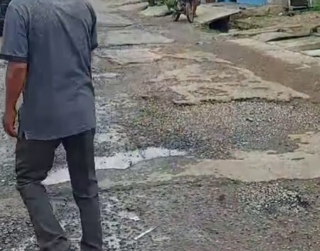 Warga Minta Parosil Perbaiki Jalan Simpang Gadis Sumber Jaya Yang Rusak Parah