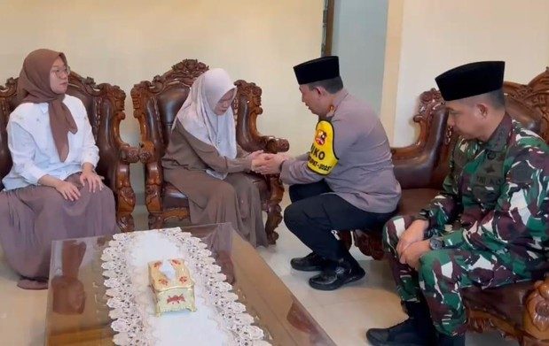 Kunjungi Korban Penembakan di Arena Abung Ayam Waykanan Kapolri dan Panglima TNI Pastikan Usut Tuntas