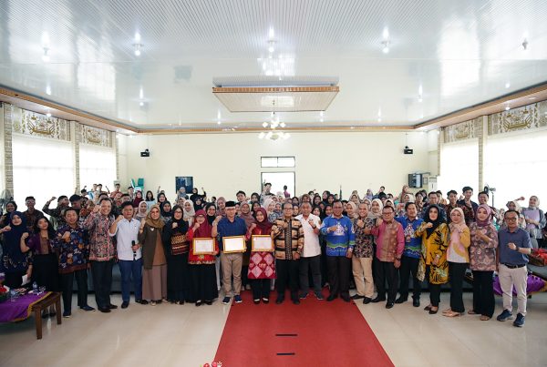 Pj Gubernur Samsudin Beri Movitasi kepada Calon Sarjana FKIP Unila