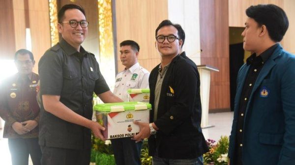 Wakil Ketua IV DPRD Lampung Naldi Rinara S Rizal Kawal Pembagian Baksos Polri Presisi