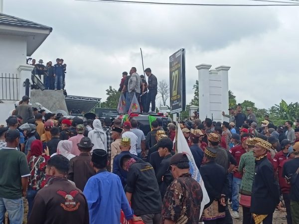 Ratusan Massa AMPP Unjukrasa Dengan Selogan Sampai Menang di KPU Pesawaran Bubarkan Diri Jam 12.00 Siang