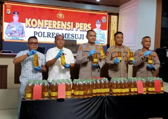 Segel Gudang MinyaKita Milik Mantan Sekda Mesuji Syamsudin Polres Periksa Istrinya Komsiatun