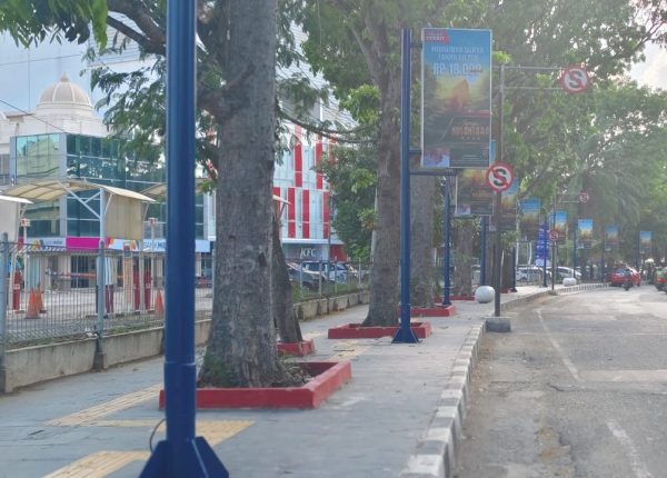 Marak Reklame Rokok di Bandar Lampung Langgar Aturan, termasuk di Atas Trotoar Depan Transmart Milik CV Dinamis?