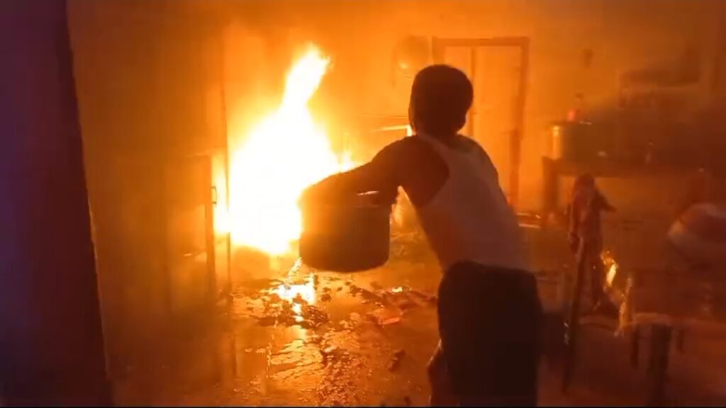 Ditinggal ke Polres Way Kanan Rumah Istri Tua Aipda Petrus di Banjar Agung Terbakar