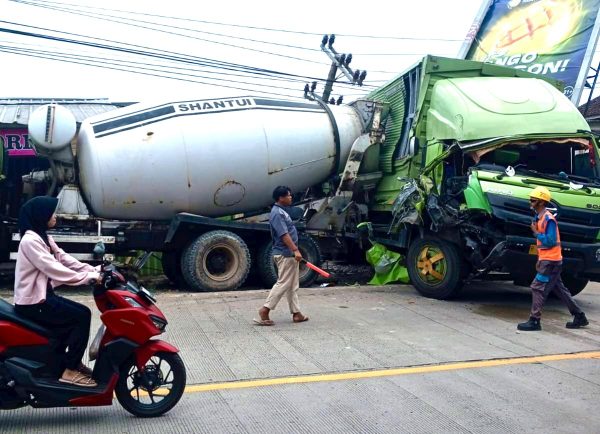 Truk Molen Sarat Muatan Seruduk Truk Jasa Paket di Jalinsum Bakauheni Dua Motor Hancur Termasuk Dua Kios Kosmetik Ikut Rata Dengan Tanah