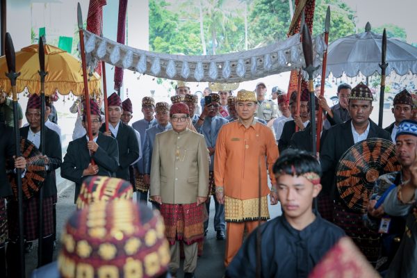 Pj. Gubernur Samsudin dan Ibu Maidawati Ikuti Prosesi Lanjutan Pemberian Gelar Adat oleh Majelis Penyimbang Adat Lampung di Mahan Agung