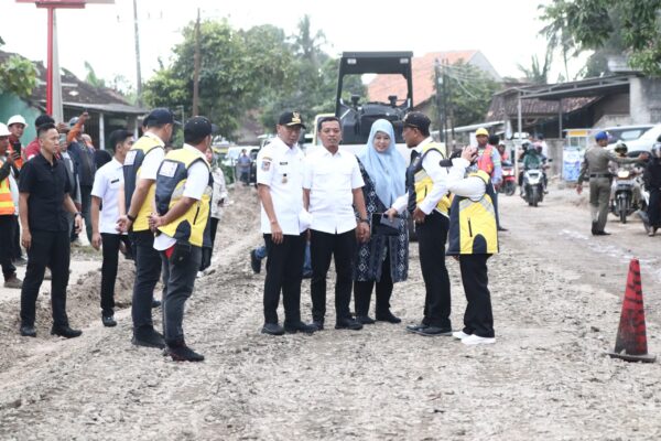 Gubernur Lampung Awali Perbaikan Jalan di Kabupaten Pringsewu
