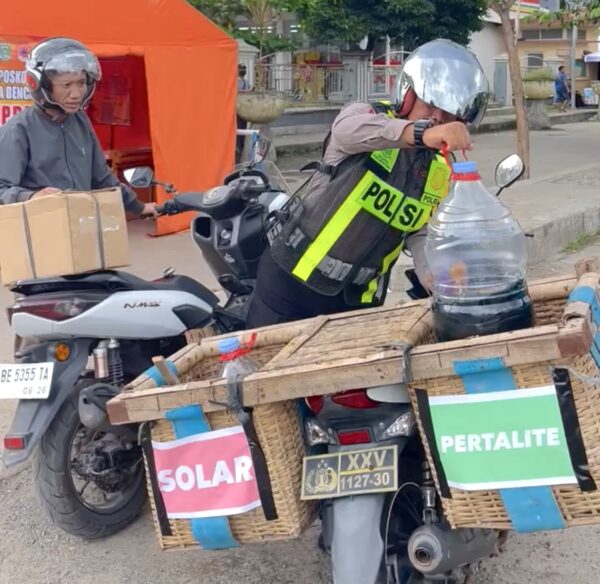 Polisi Lantas Polres Lamteng Siaga BBM Gratis Untuk Pemudik