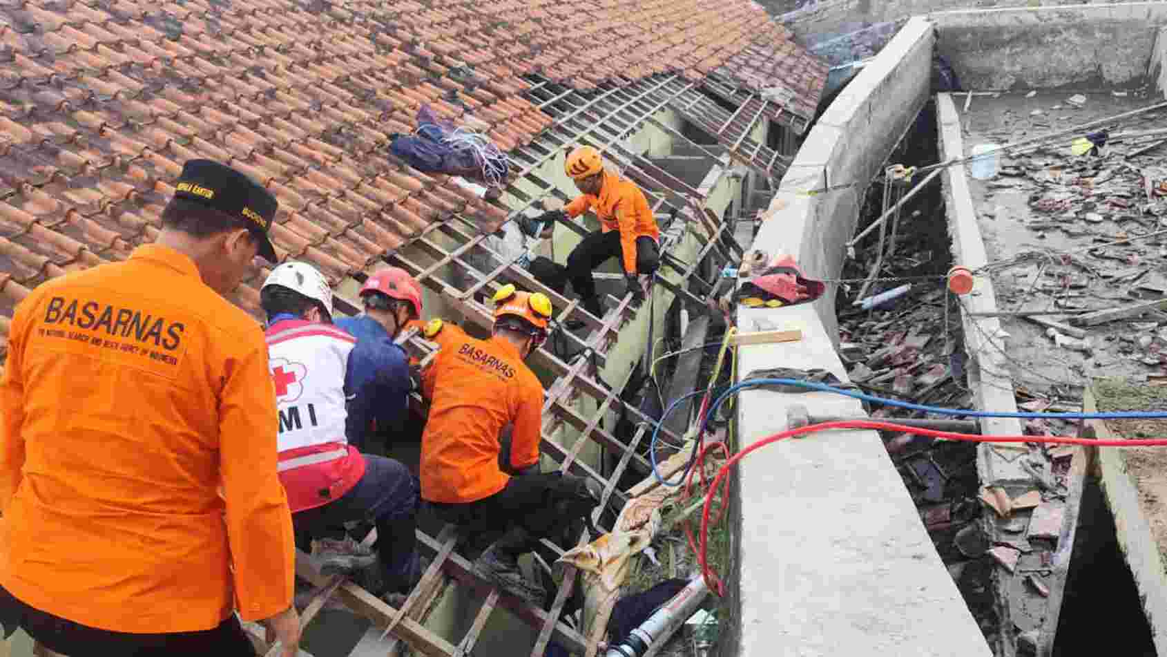 Tembok Penampungan Air Roboh Empat Satri Pondok Modern Darussalam Gontor Roboh Tewas Puluhan Luka Luka