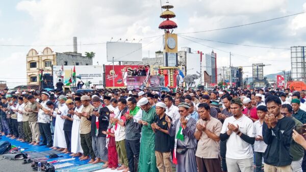 Massa Aksi Bela Palestina Salat Ashar Berjamaah di Tugu Adipura