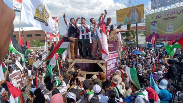 Ribuan Massa Banjiri Tugu Adipura Bandar Lampung, Serukan Kemerdekaan Penuh untuk Palestina dan Boikot Produk Israel