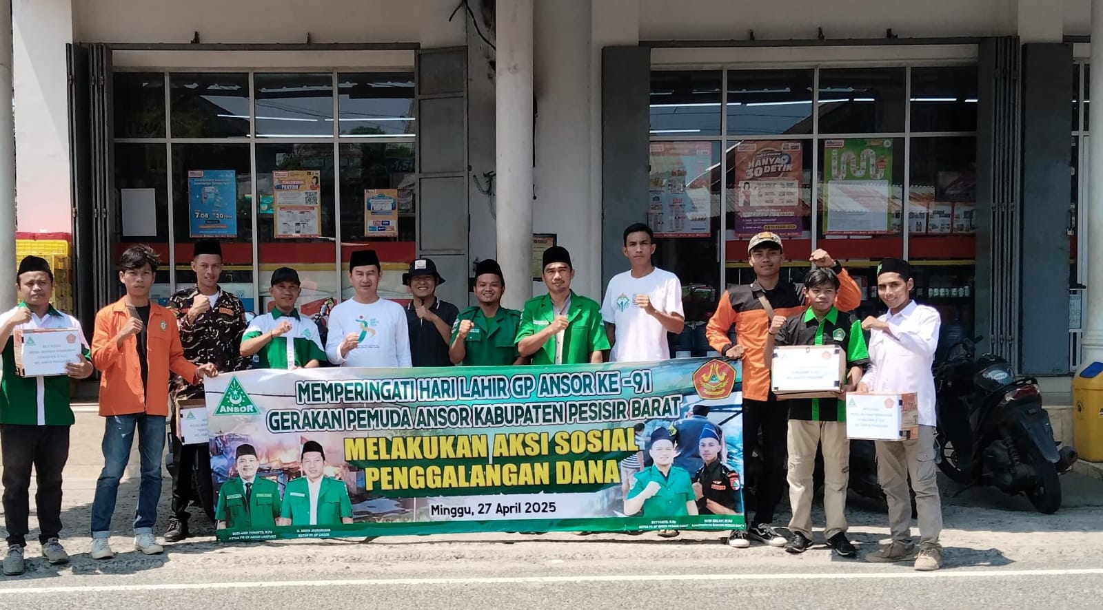 PC Ansor dan Mahasiswa STEBI Gelar Aksi Sosial untuk Korban Kebakaran di Pesisir Barat