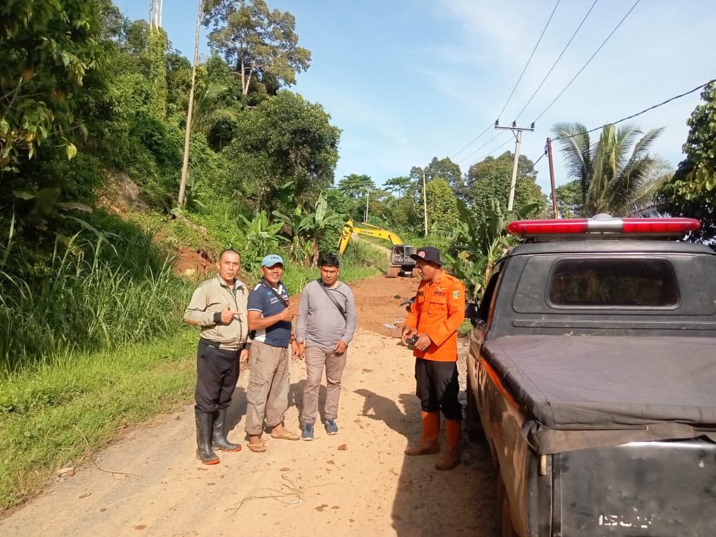 BPBD Tanggamus Bergerak Tangani Longsor dan Tanggul Jebol di Kelumbayan