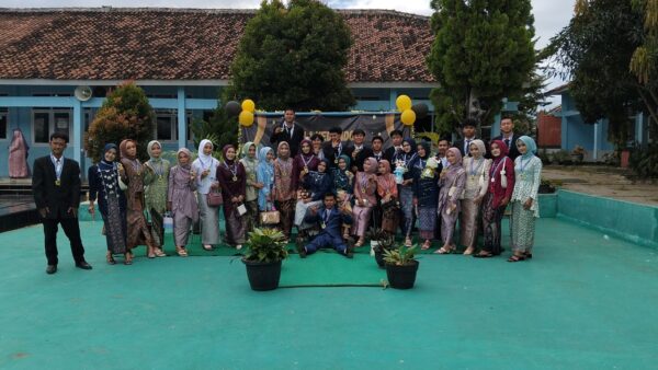 Pelepasan Siswa SMA Negeri 1 Kedondong Tahun Pelajaran 2024/2025 Berlangsung Meriah