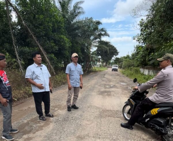 Cek Jalan Rusak di Way Sulan, Dede Suhendar Percaya Komitmen Bupati