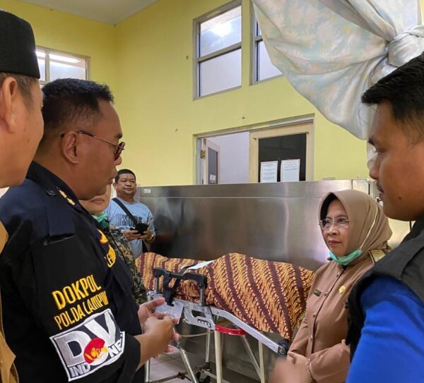 Biddokkes Polda Lampung Beri Bantuan Medis untuk Korban Banjir di Panjang