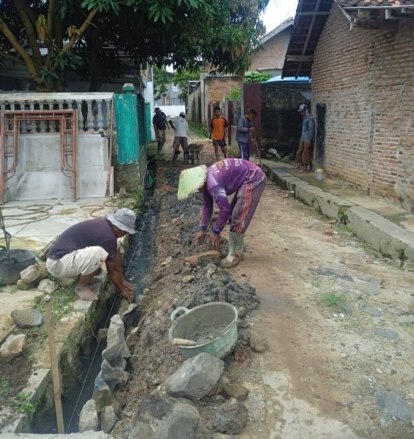 Warga Gang Talas Hadimulyo Barat Perbaiki Sendiri Drainase dan Jalan Rusak