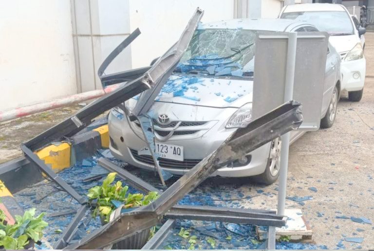 Lembaran Kaca Atas Gedung Rawat Inap RSUDAM Jatuh Timpa Mobil, Gepak Minta Usut Rekanan