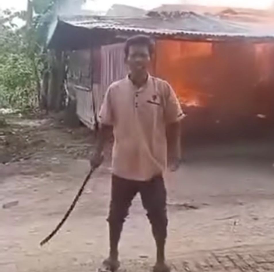 Kesal Istri Selingkuh Tukang Bakso Bakar Warungnya Aksinya Viral