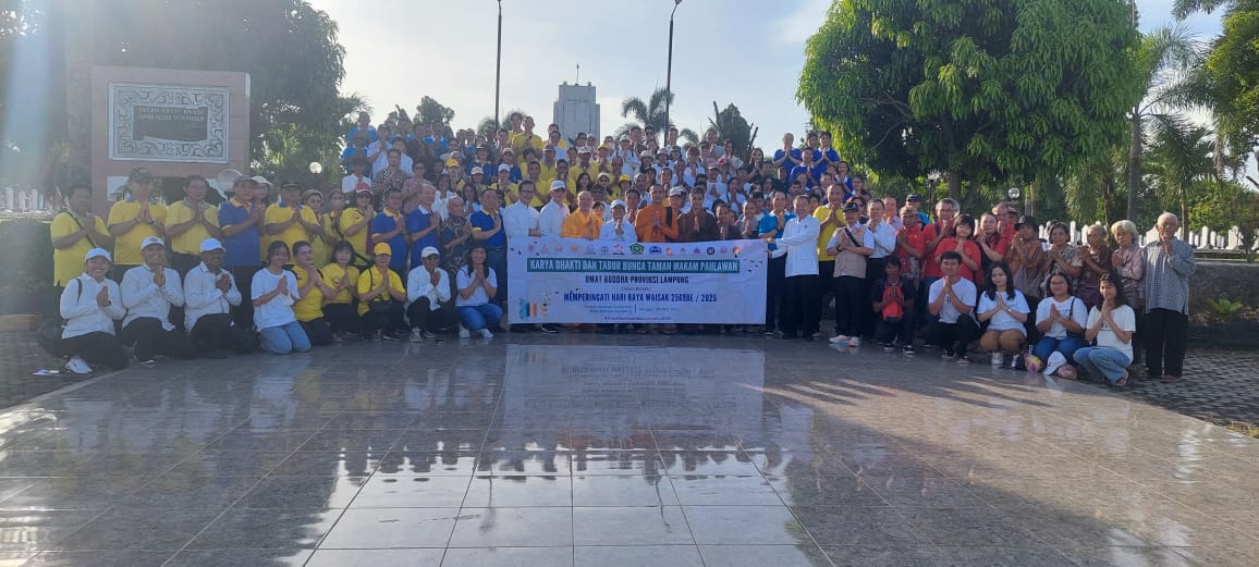 Bersihkan Taman Makam Pahlawan, Umat Buddha Lampung Tunjukkan Cinta Tanah Air dan Peduli Alam