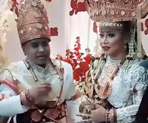 Viral Pasangan Lesbian Nikah Kenakan Baju Adat Lampung, Nitizen Geram